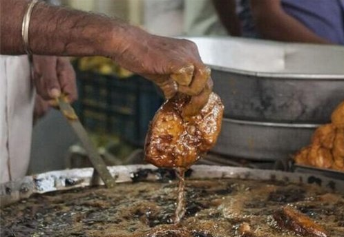 开了挂的印度又来了,在200多度的油锅里炸鱼,人都看呆了!