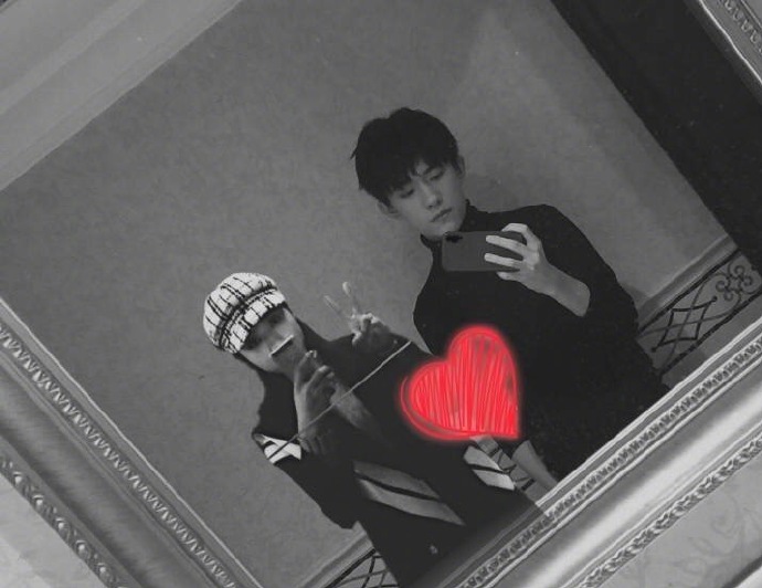 易烊千玺更新了一张站在镜子前的自拍照~~~千纸鹤们又开始各显神通自