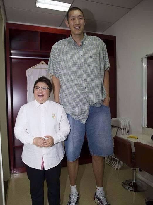 巨石强森小鸟依人,c罗连他肩膀都不到