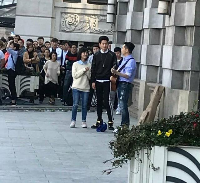 庾澄庆客串《流星花园》,现场弹吉他助攻沈月约会,身高差成亮点