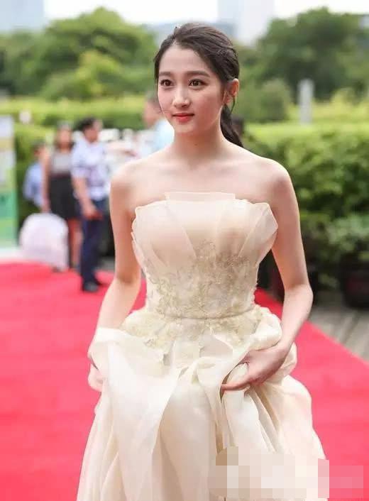 关晓彤衣品提升却被小头宽肩出卖了 这种女生注定和时尚无缘吗