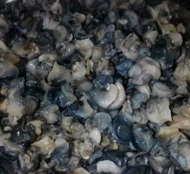 2,螺肉冷水入锅,放入几片姜,倒入15克料酒,煮3分钟,捞起再冲洗一遍,控