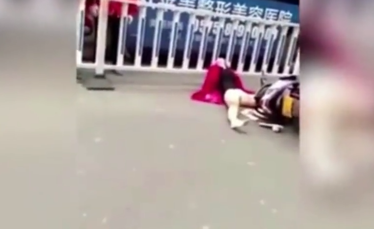 女子"头"卡护栏,不断抽搐和挣扎,为何无人应答?