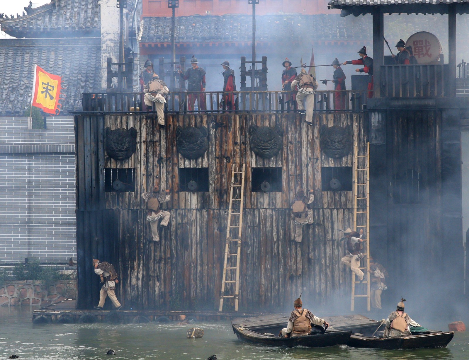 景区内上演"攻城激战",战炸起十余米高水柱,游客大呼过瘾