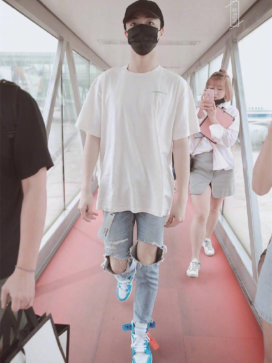 陈立农这条破洞裤穿上瘾, 配T恤少年感爆棚, 洞