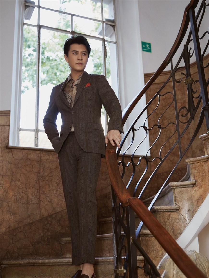 "老干部"靳东街拍,穿一身棕色西装,却学年轻人露脚踝!