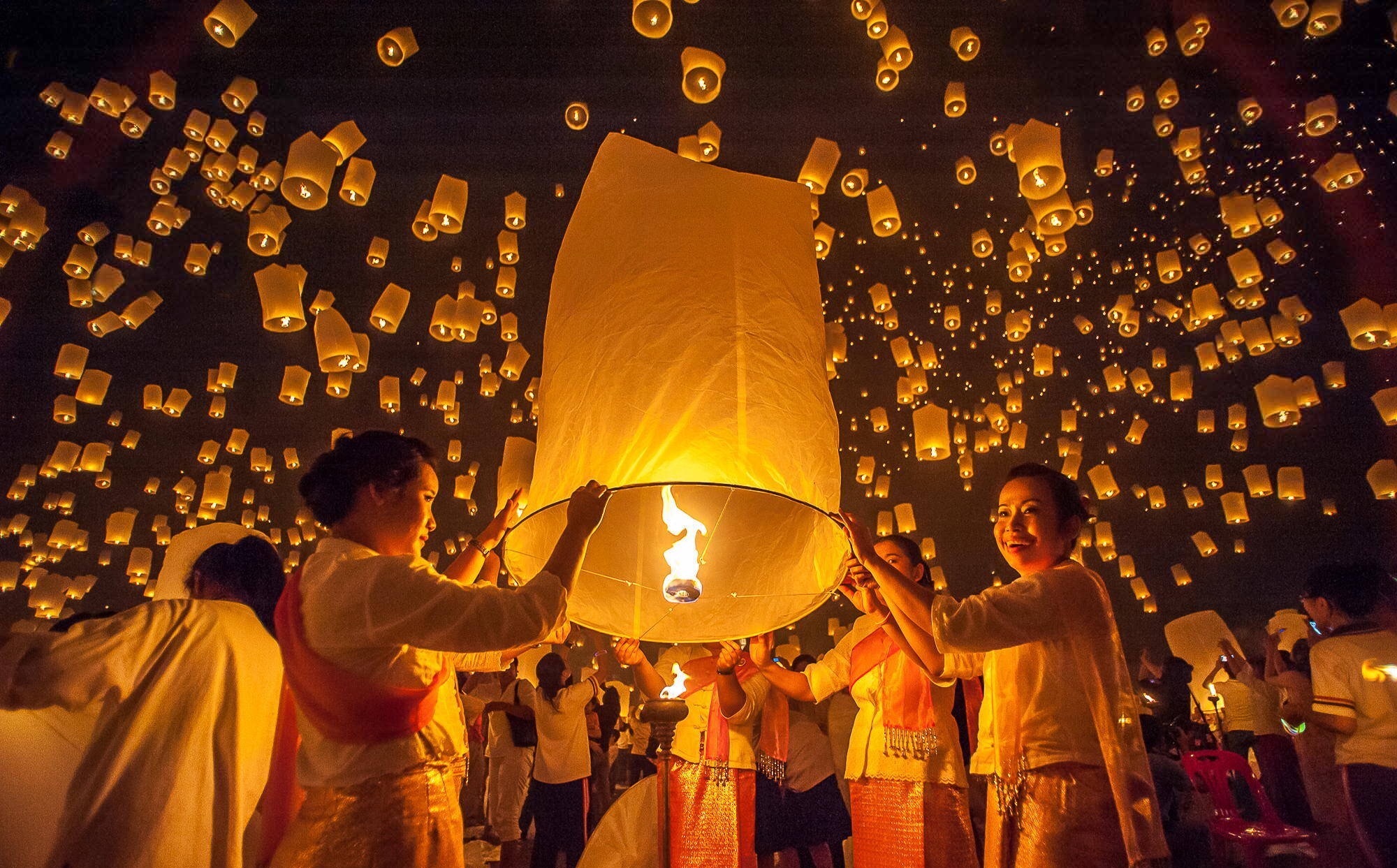 泰国天灯节在每年11月初,清迈梅州大学冥想中心举行