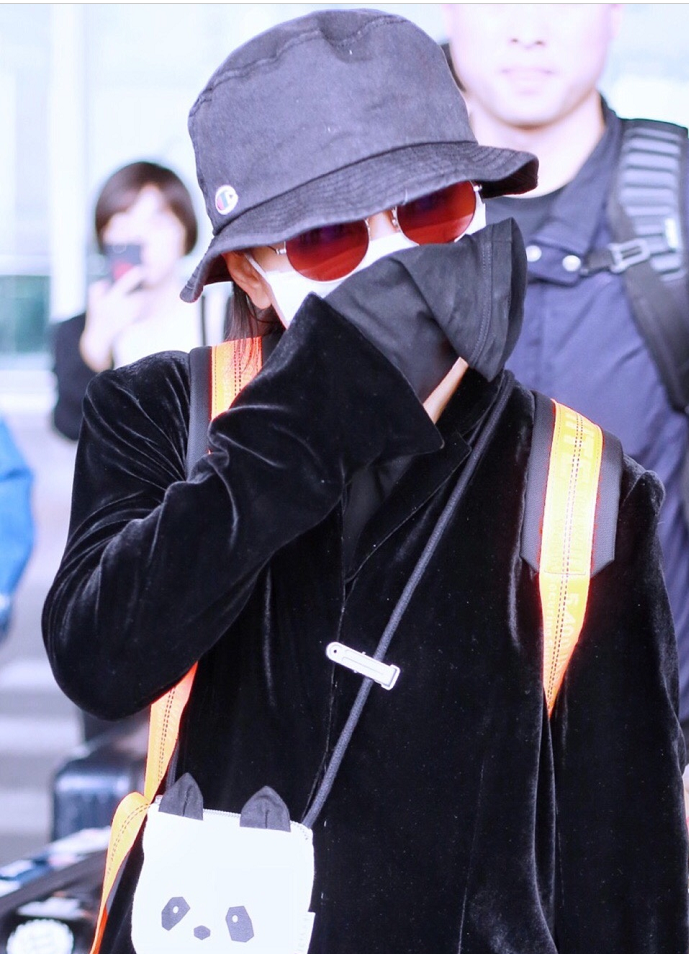 周笔畅立领西装运动鞋帅气潮范现身机场 墨镜口罩星范儿十足