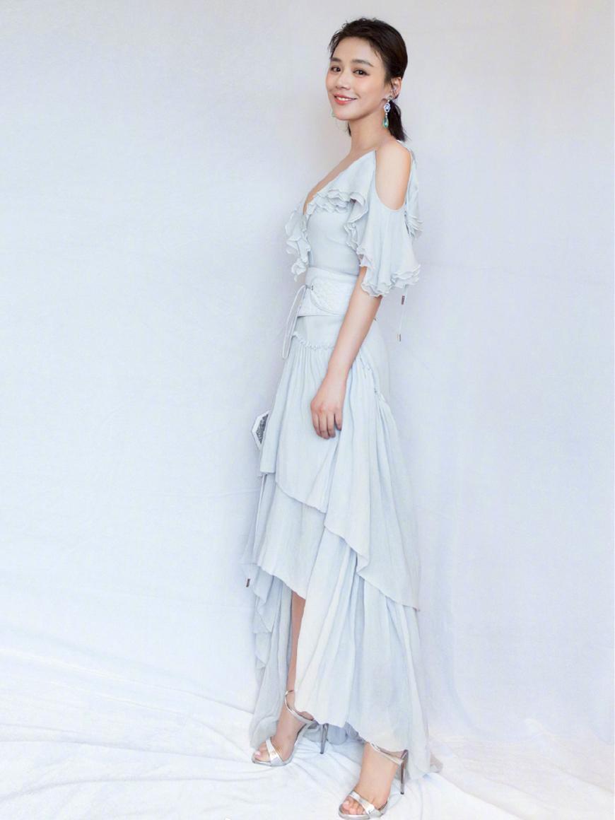 马思纯白衬衫配半裙, 却被金色高跟鞋抢镜, 腿长逆天!