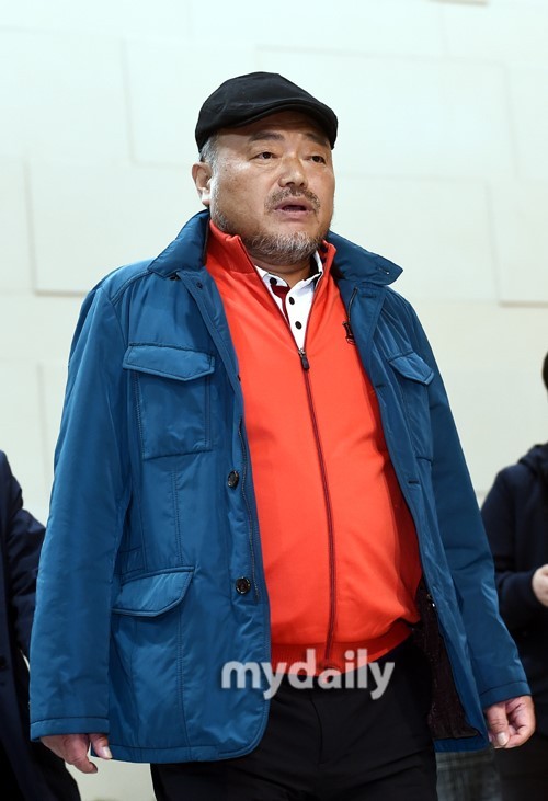 韩国歌手金兴国涉嫌性侵到警署接受调查