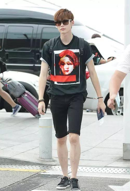 男星穿白t恤!鹿晗怎么穿都那么帅,却想不到王俊凯如此豪放