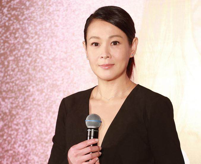 2001年,以电视剧《粉红女郎》获得中国电视剧双十佳最佳女演员奖.