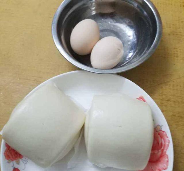 一个剩馒头 两颗鸡蛋,居然做成超级好吃的早饭,快学学吧
