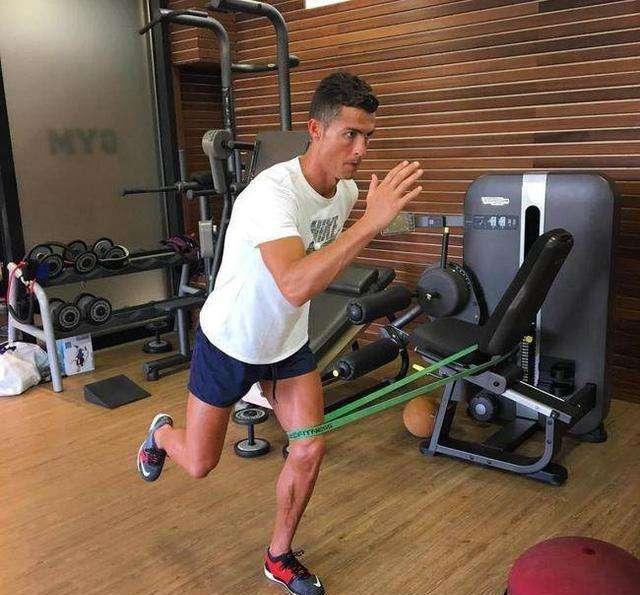 世界杯第一场,梅西C罗跑动数据对比,结果出人