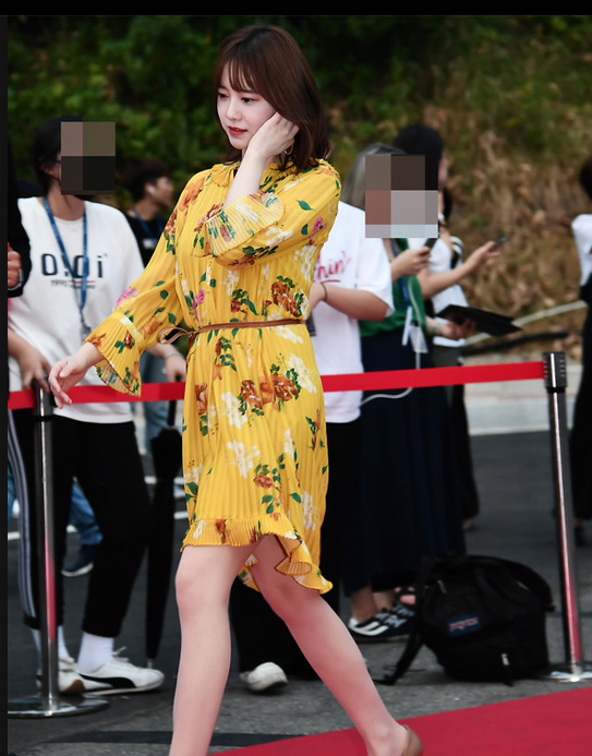 安宰贤爱妻具惠善身穿一件黄色大花连衣裙亮相电影节 贵妇范十足