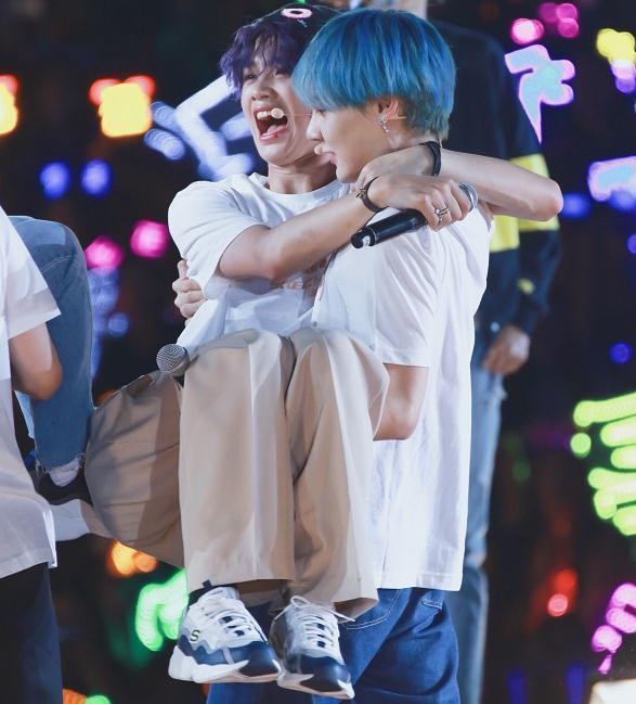 乐华七子上海活动,justin黄明昊给李权哲公主抱,两个小可爱呀