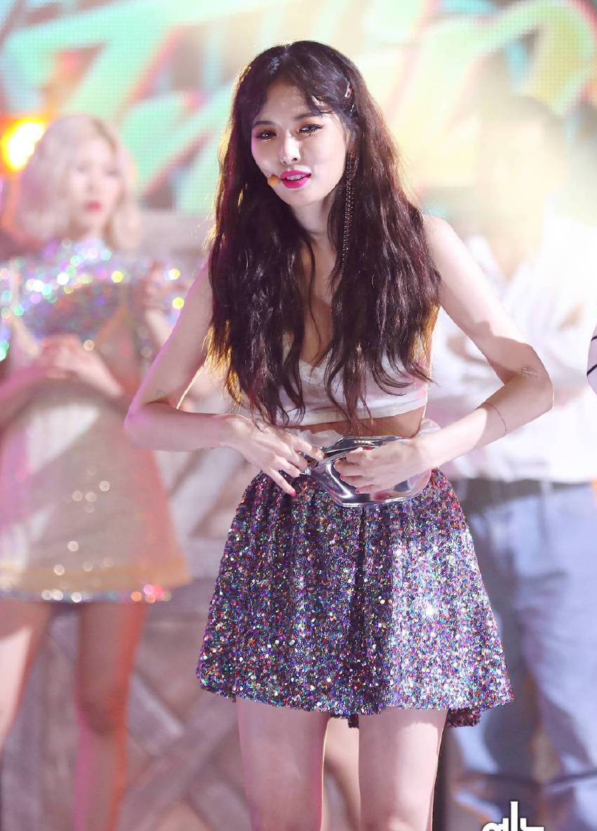 金泫雅厉害了,吊带连衣裙搭配靴子玩转潮流,网友:这才是时尚