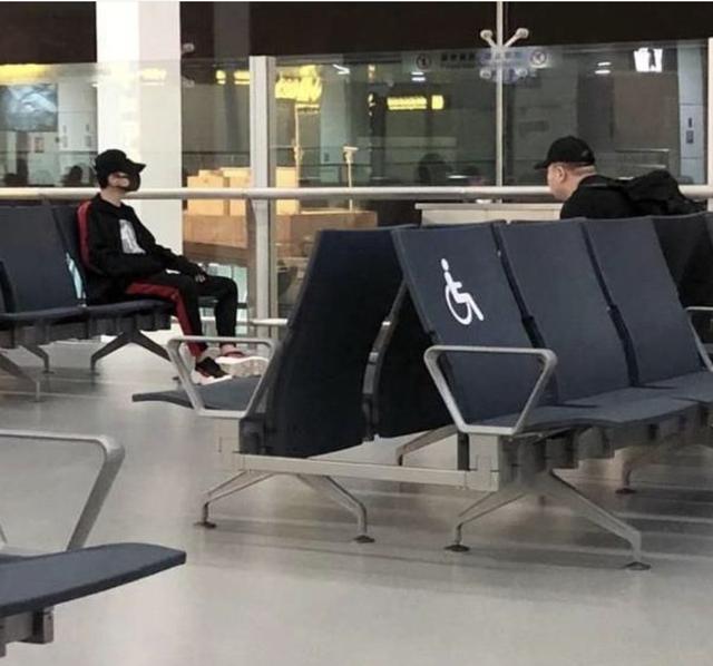 易烊千玺穿太多被粉丝嫌弃,和胖虎在机场互相假装不认识!