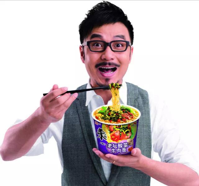 关于汪涵代言的某方便面广告,看到拍摄现场边吃边吐你怎么看?