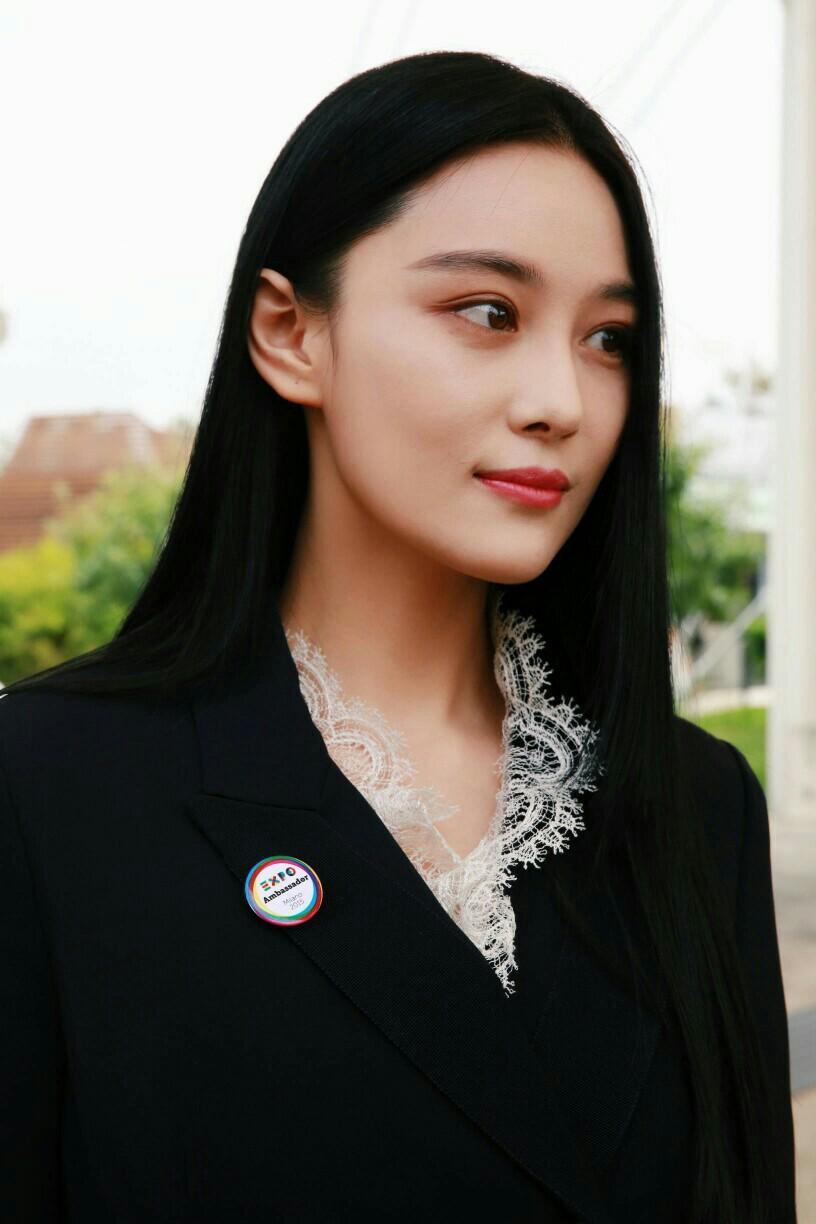 娱乐圈中面容独特养眼的女星:张馨予高圆圆李沁上榜,谁更漂亮?