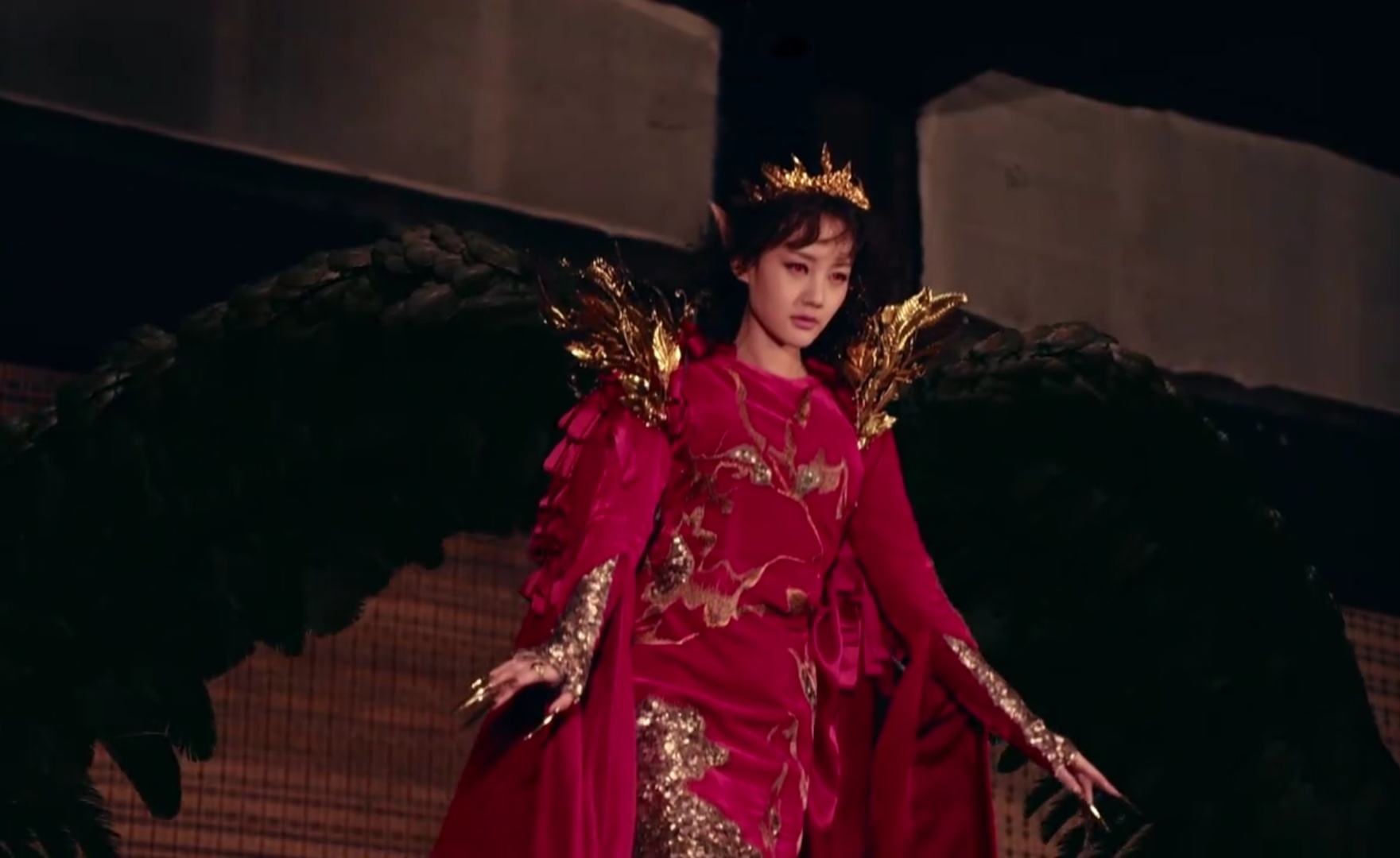 当女星遇到"翅膀",鞠婧祎犹如仙女,颖宝热巴美,关晓彤的亮