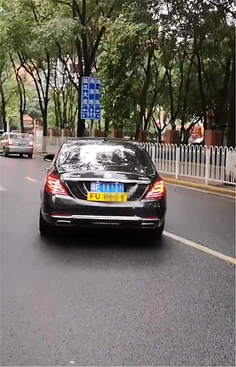 百万迈巴赫s500现韶关,看到车牌那一刻,网友称:实在买不起