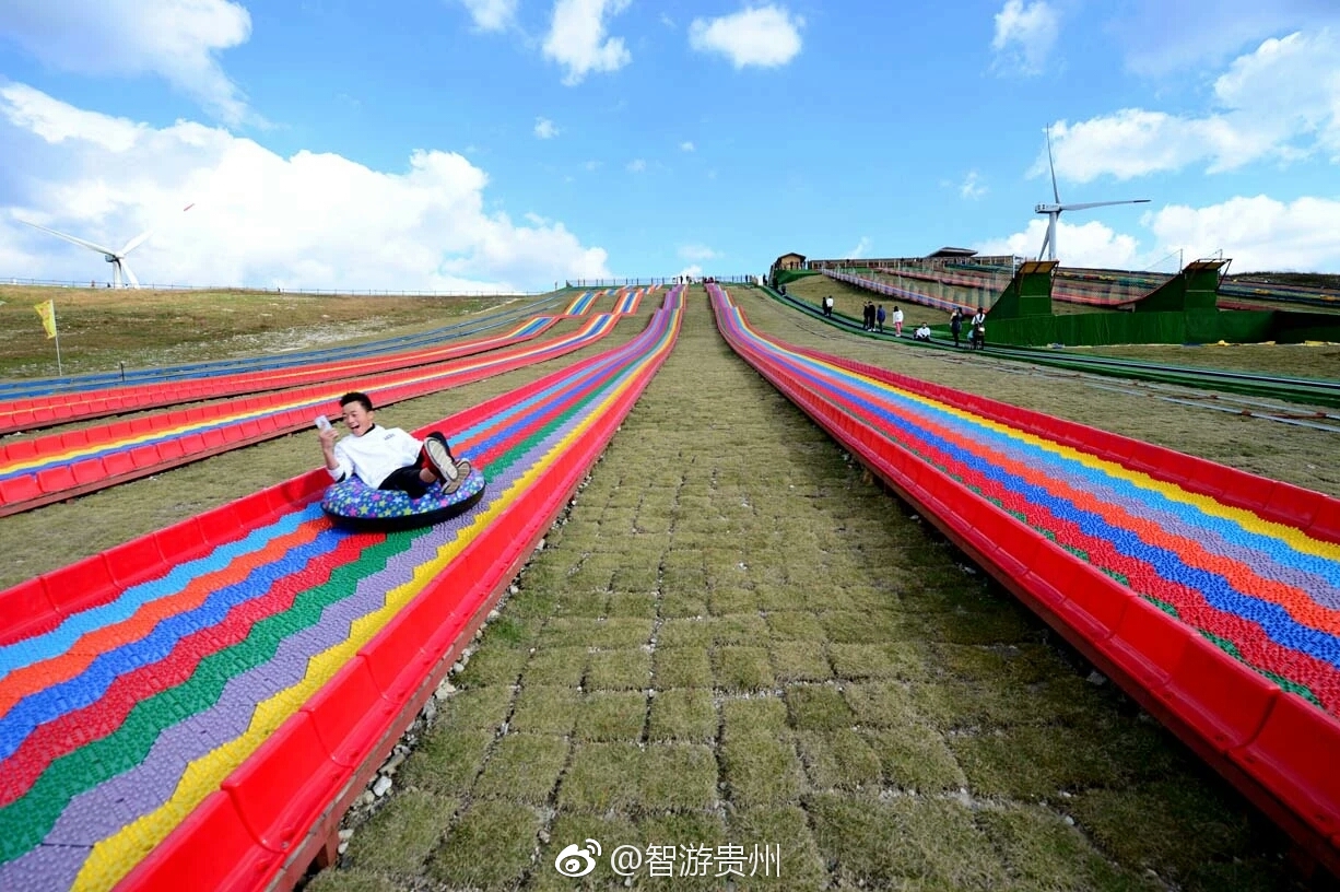 贵州龙里油画大草原景区位于龙里县城南5公里,距贵阳市25公里