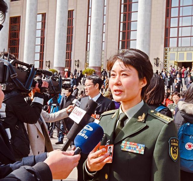 中国第一警花,16岁参军后去毛里求斯当教练,嫁给保安只因这一点