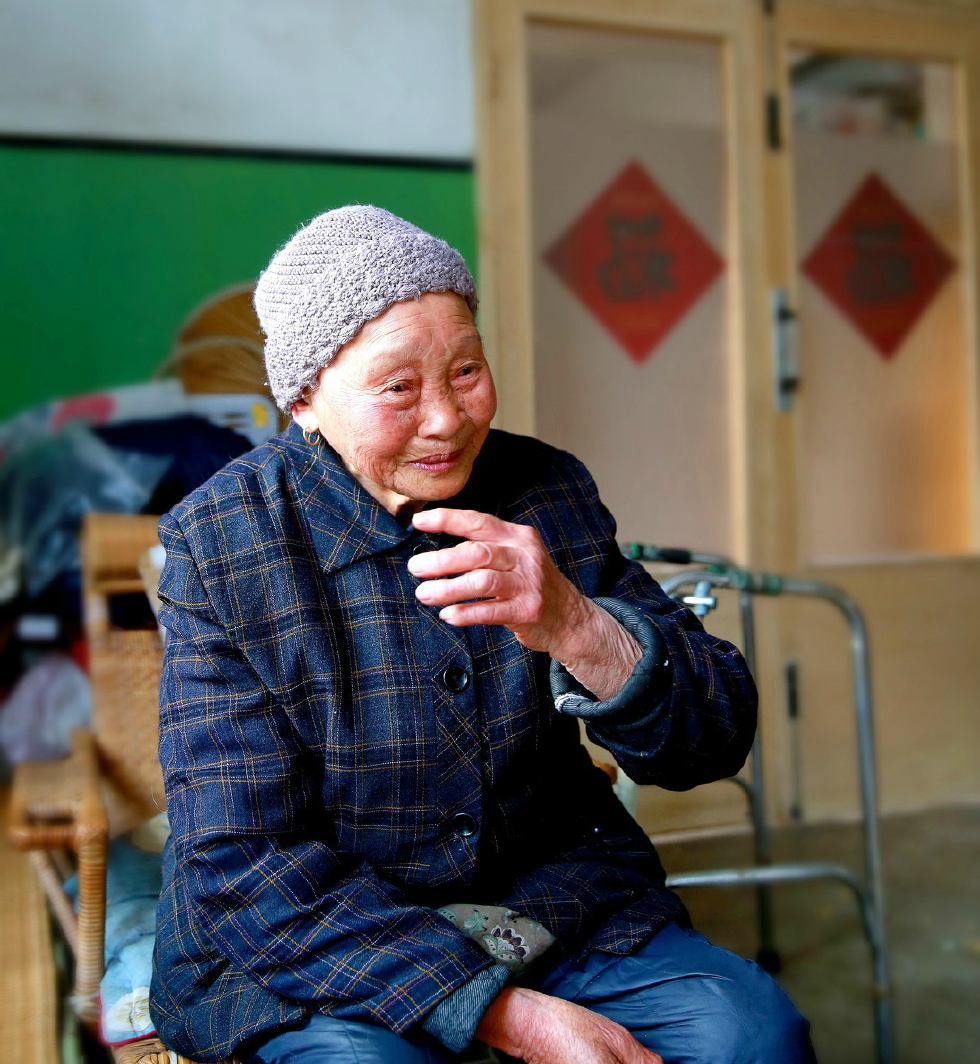 孙老太年轻时经常干男人干的重活,每顿能吃两大碗米饭,是有名的"