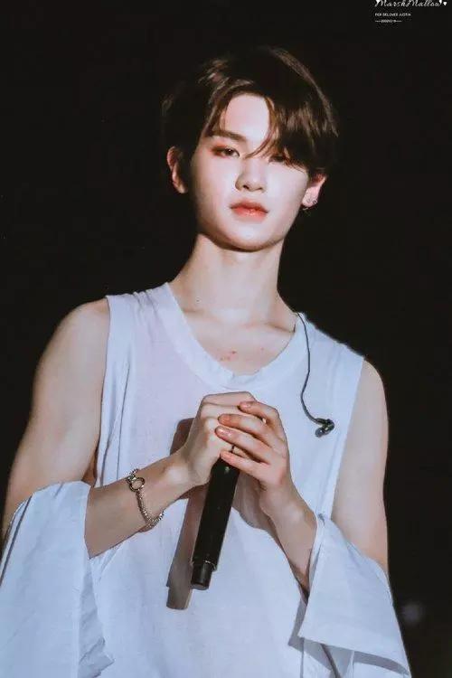 丞丞瘦身成功腰间挂饰抢夺视线,朱正廷腰伤复