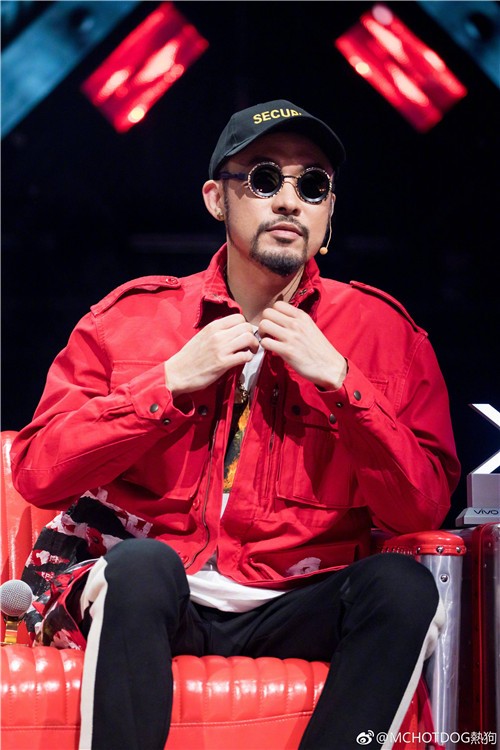 热狗晒全家福,表白女友,目前没有结婚计划!