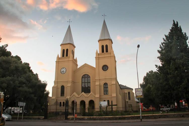 布隆方丹(bloemfontein)南非的司法首都,奥兰治自由邦首府.