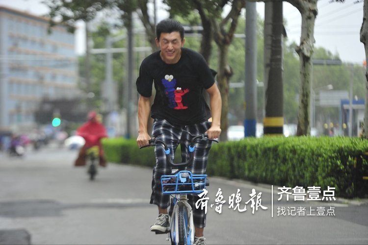 举步难行伞被吹变形