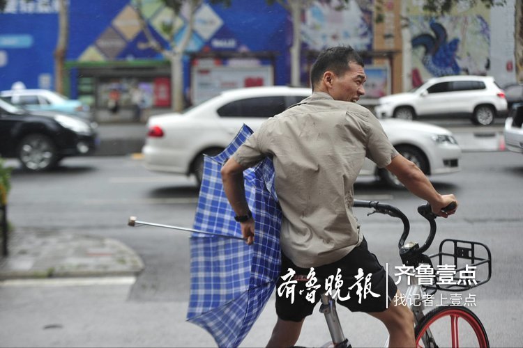 举步难行伞被吹变形