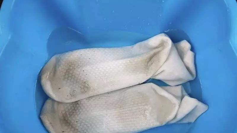 清洗白袜子小窍门,再脏再黄的袜子用它一洗就白,天天穿新的一样