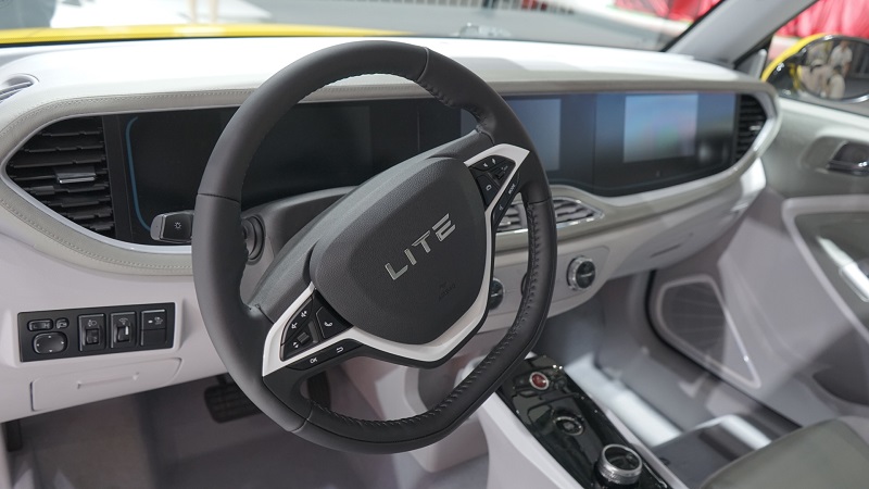 内饰方面,北汽新能源lite配备全液晶仪表,另外在中控台以及副驾驶座