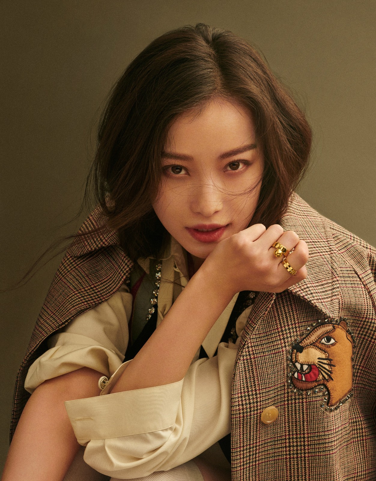 倪妮封面大片,一颦一笑间时而妩媚动人,时而干练洒脱