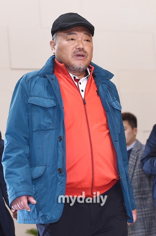 韩国歌手金兴国涉嫌性侵到警署接受调查   (特别声明