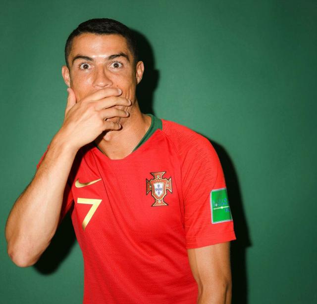 葡萄牙队世界杯官方照中,c罗撕破纸而出,瞪眼吓人