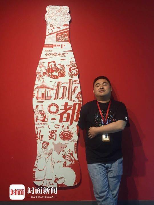 汶川地震中要喝可乐的男孩,如今成为了可乐博物馆"馆长"