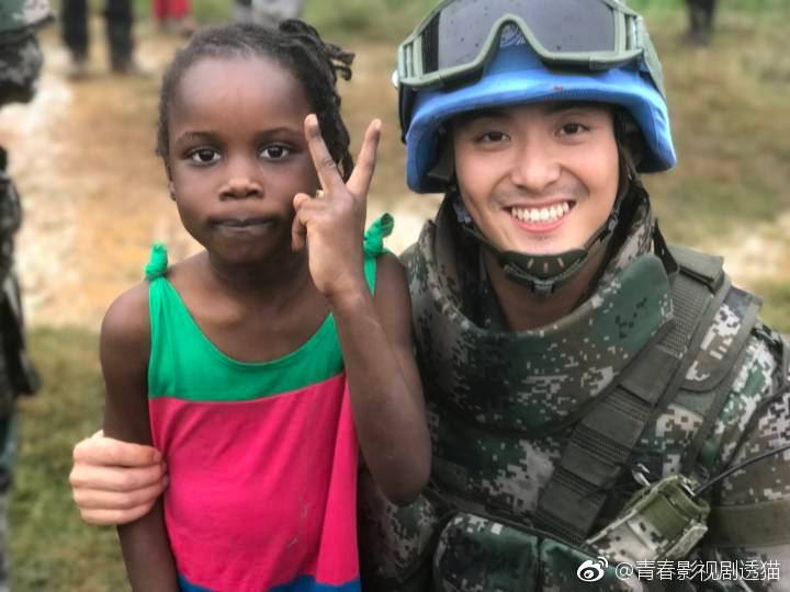 《中国蓝盔》剧组全员集体亮相北影节闭幕式. 帅气出席