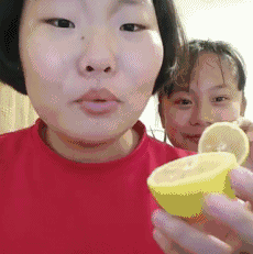 妹子,你这表情真是绝了