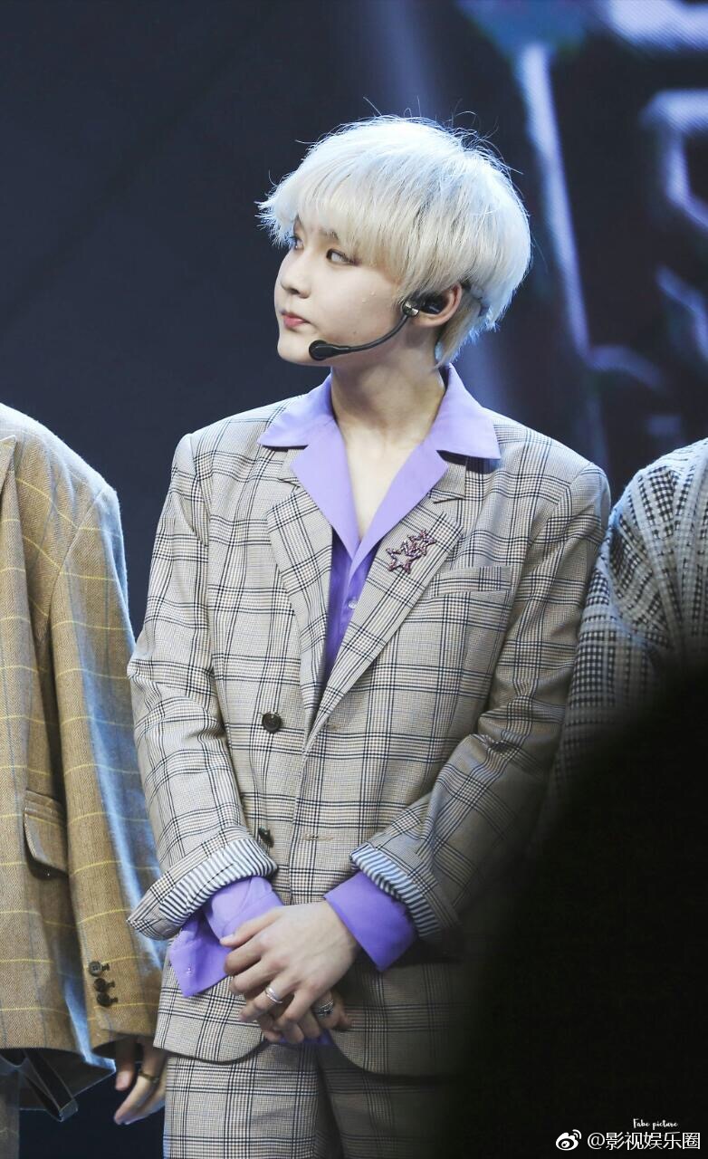 李权哲唱跳俱佳,舞台上是认真帅气的盐仓鼠,舞台下是可爱的甜仓鼠