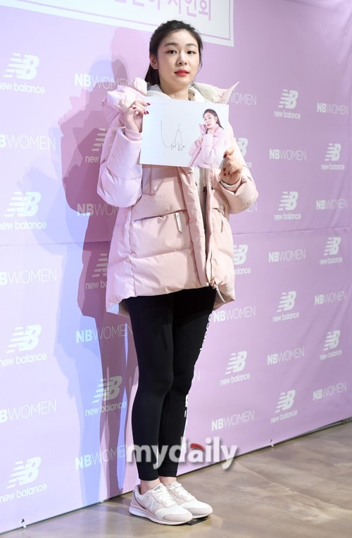 韩国女艺人金妍儿首尔出席代言品牌宣传活动