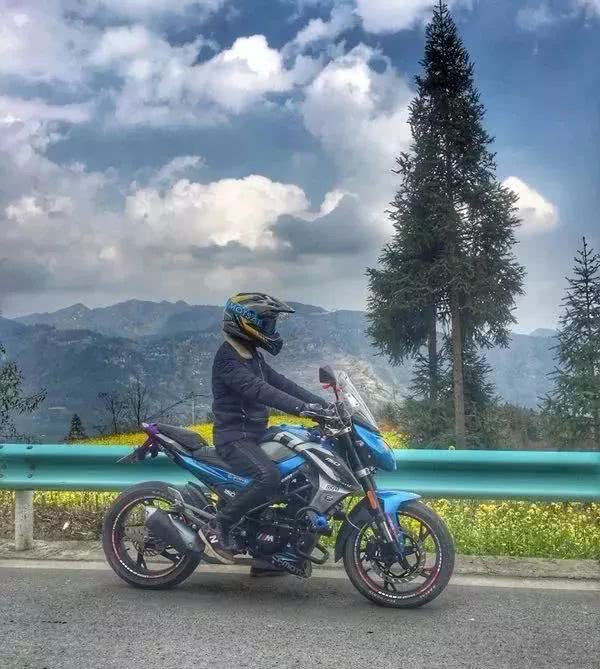 骑上摩托车,才知道自己如此强大!