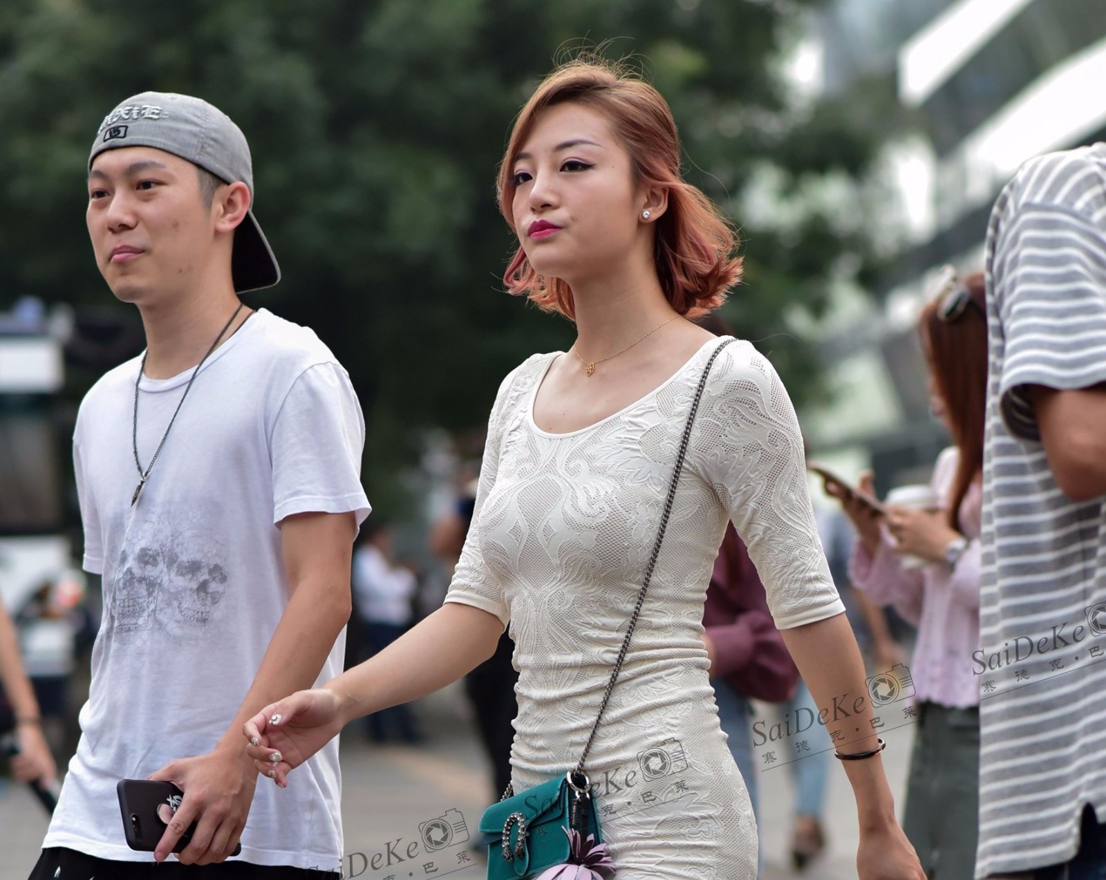 跟男友出门逛街女孩穿的很随意不过很亮眼