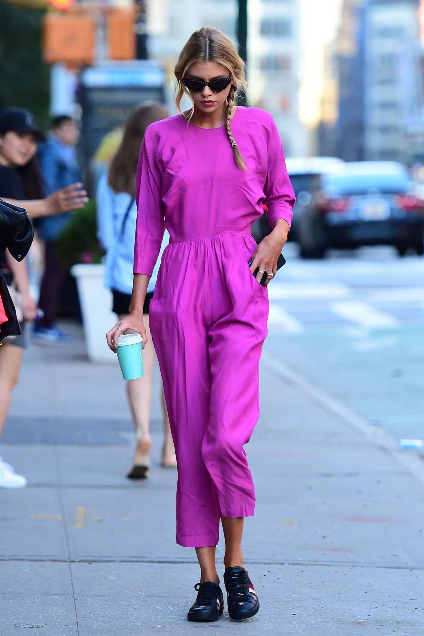 stella maxwell 在纽约外出卖咖啡的街拍,难得穿了亮色系,梳了头