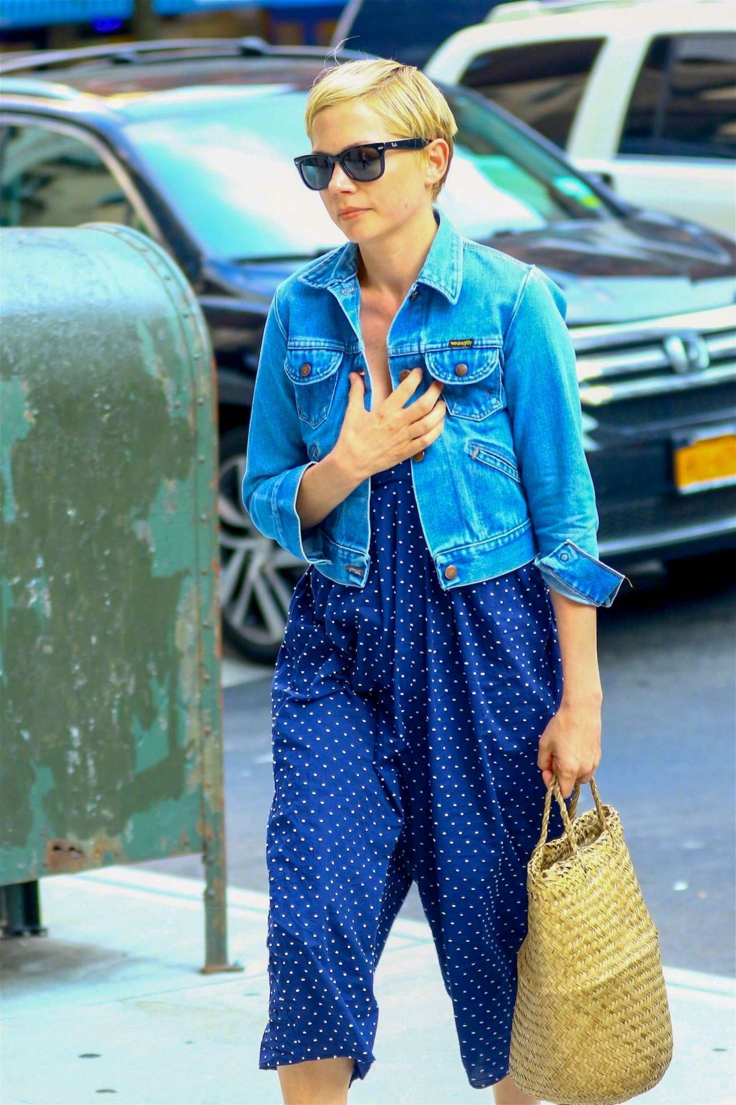 michelle williams (《断背山》)身穿蓝白波点连体裤,外搭牛仔短外套