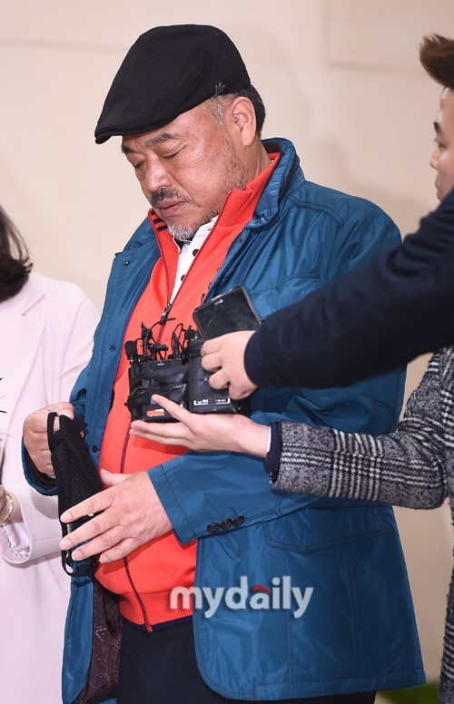 韩国歌手金兴国涉嫌性侵到警署接受调查   (特别声明