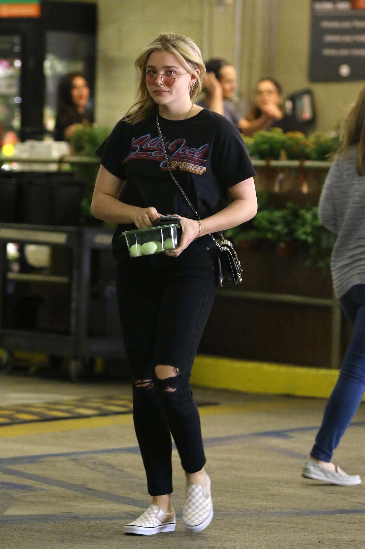 科洛chloe moretz身穿t恤牛仔裤一人在洛杉矶whole foods购物的街拍